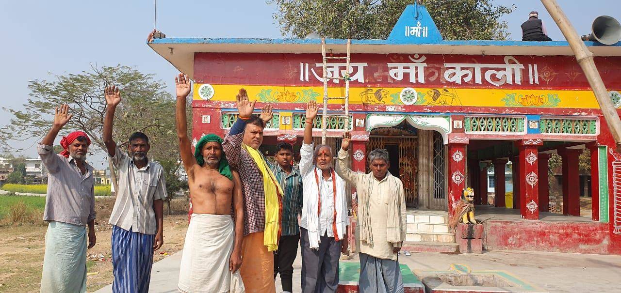 मन्दिर में चोरी से आक्रोशित ग्रामीणों ने किया पुलिस के खिलाफ प्रदर्शन