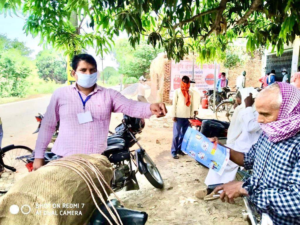 कुष्ठ रोग से प्रभावित मरीजो को घर जाकर दवा वितरण के साथ कोरोना के प्रति जागरूक किया