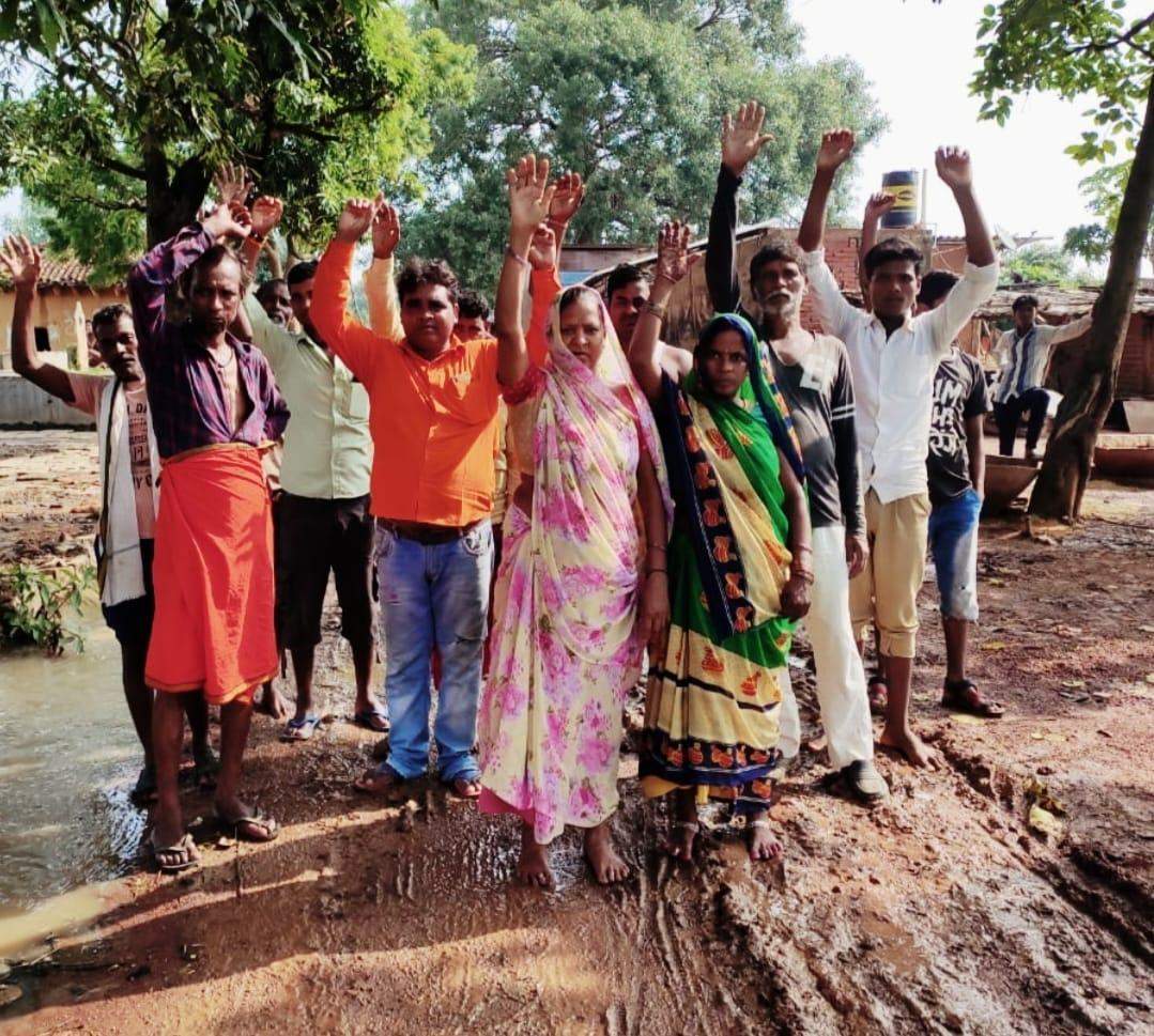 नौगढ़ के अमृतपुर गांव में नाली जाम, घरों में घुसा पानी, ग्रामीणों दिया चेतावनी