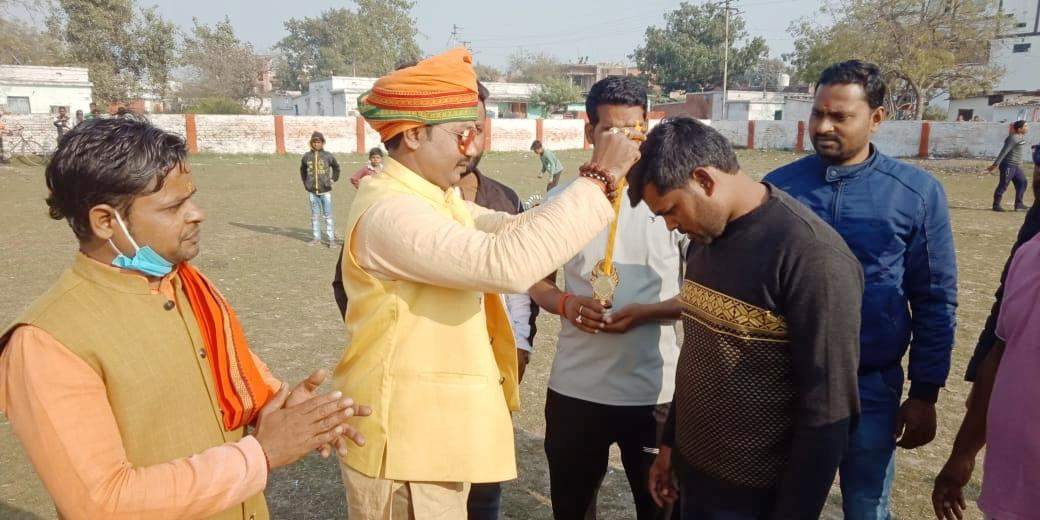 राष्ट्रीय गौ रक्षा वाहिनी के जिला अध्यक्ष द्वारा खिलाड़ियों को सम्मानित कर मनोबल बढ़ाया गया
