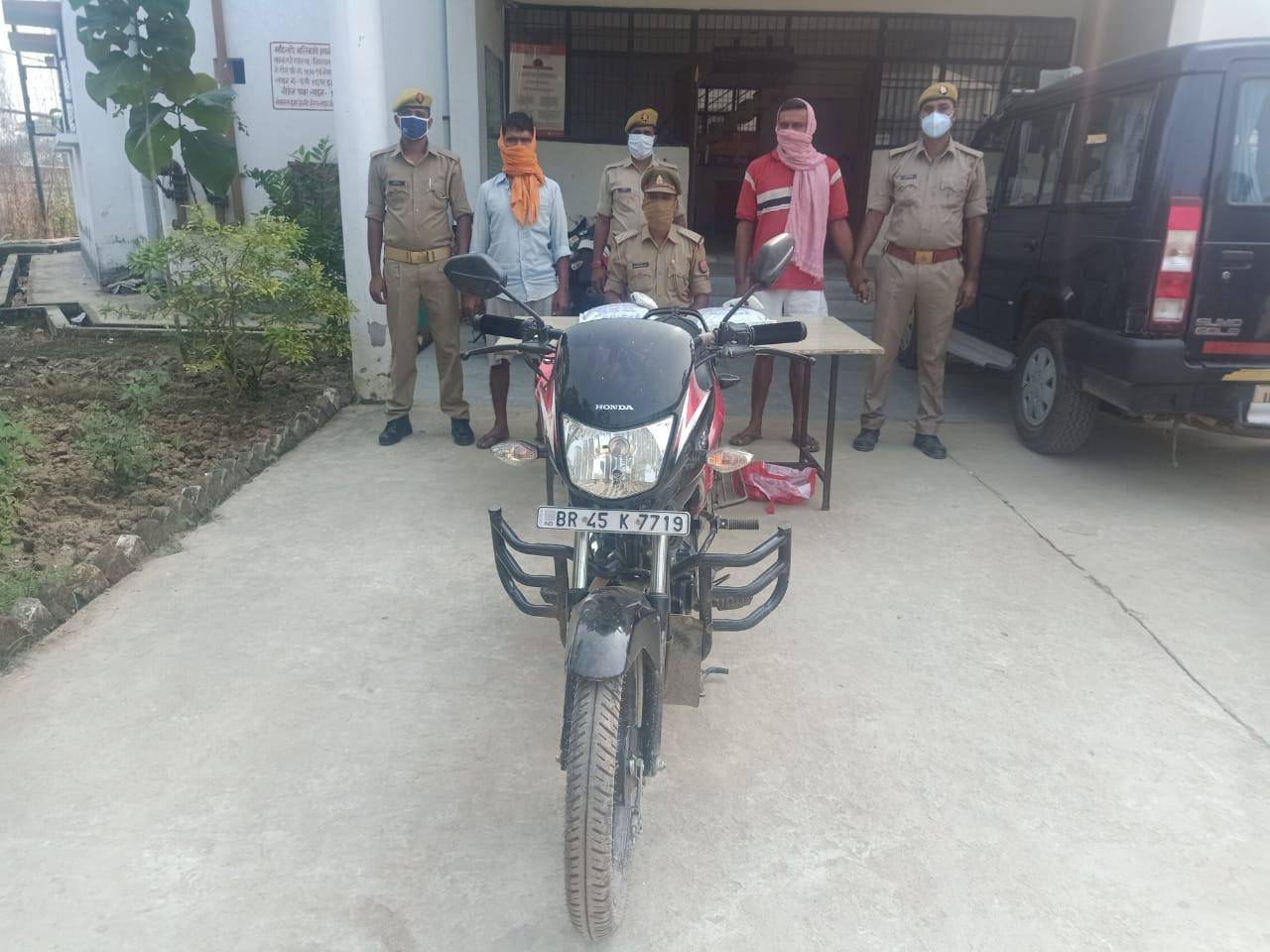4 किलो गांजा के साथ दो तस्कर गिरफ्तार, गांजा तथा बाइक बरामद