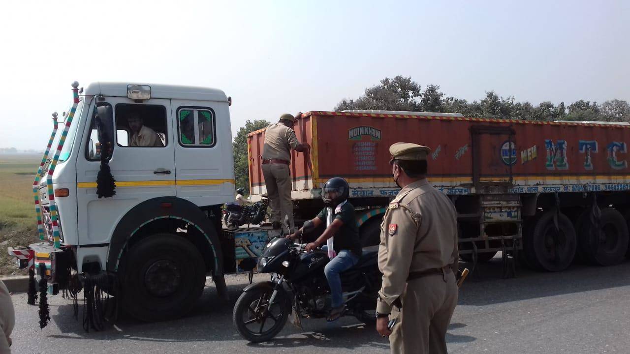 बिहार चुनाव को लेकर चंदौली पुलिस की सख्त चेकिंग, अभियान चलाकर कर रहे कार्रवाई