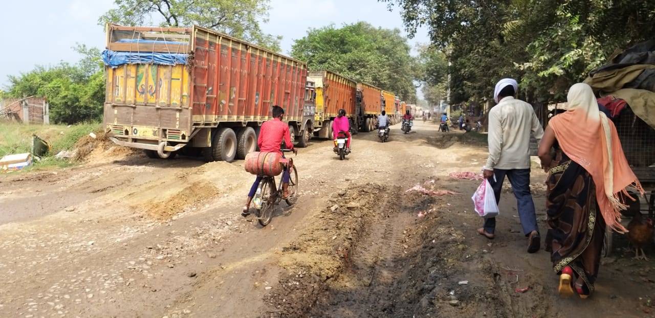 जनता पूछ रही है : कौन है जो PWD से बनवा देगा सकलडीहा-चहनिया-सैदपुरघाट वाली सड़क..!