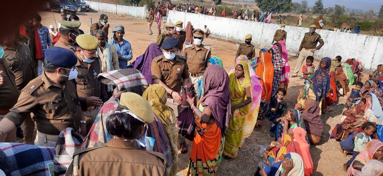 SP चन्दौली ने नौगढ़ व चकरघट्टा इलाके के गरीबों को बांटे ऊनी वस्त्र एवं कम्बल