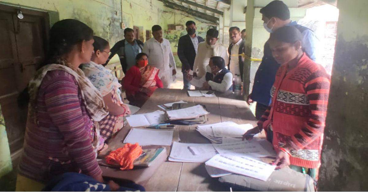 विधायक साधना सिंह ने बूथों पर जाकर ली मतदाताओं के बारे में जानकारी, लोगों को कर रही जागरूक