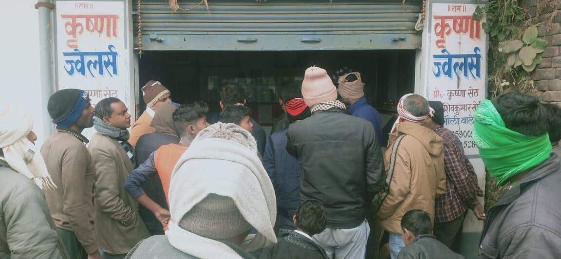 हौसला बुलंद चोरों ने आभूषण की दुकान में सेंध लगाकर लाखों रुपए मूल्य के गहने व नगदी पर किया हाथ साफ