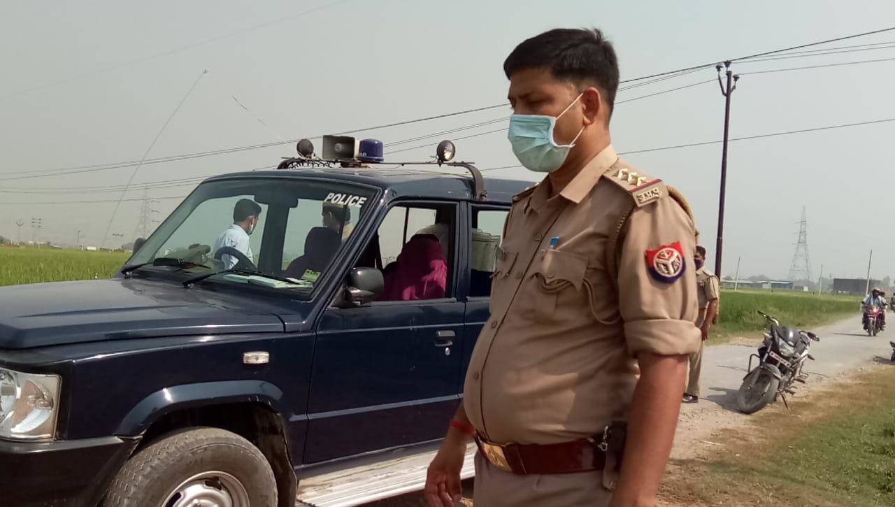 छिनैती है या मौके का फायदा, जांच कर रही है अलीनगर की पुलिस
