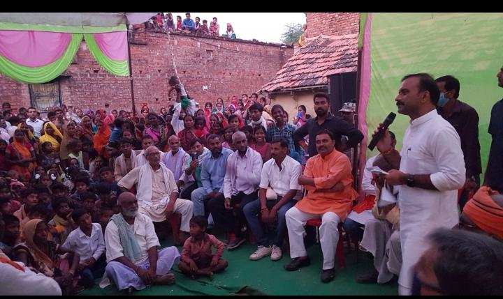 धमिना गांव को गोद लेकर विकास करने का वायदा कर रहे हैं विधायक सुशील सिंह