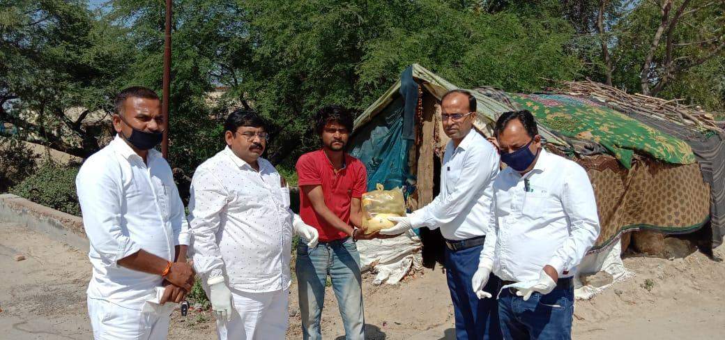 शिक्षामित्रों व बीएसए ने बांटी जरूरतमंदों को खाद्य सामग्री