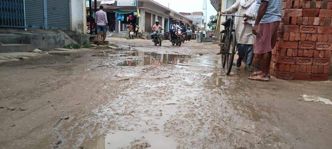 क्षतिग्रस्त मार्ग से आवागमन करने को मजबूर हैं राहगीर