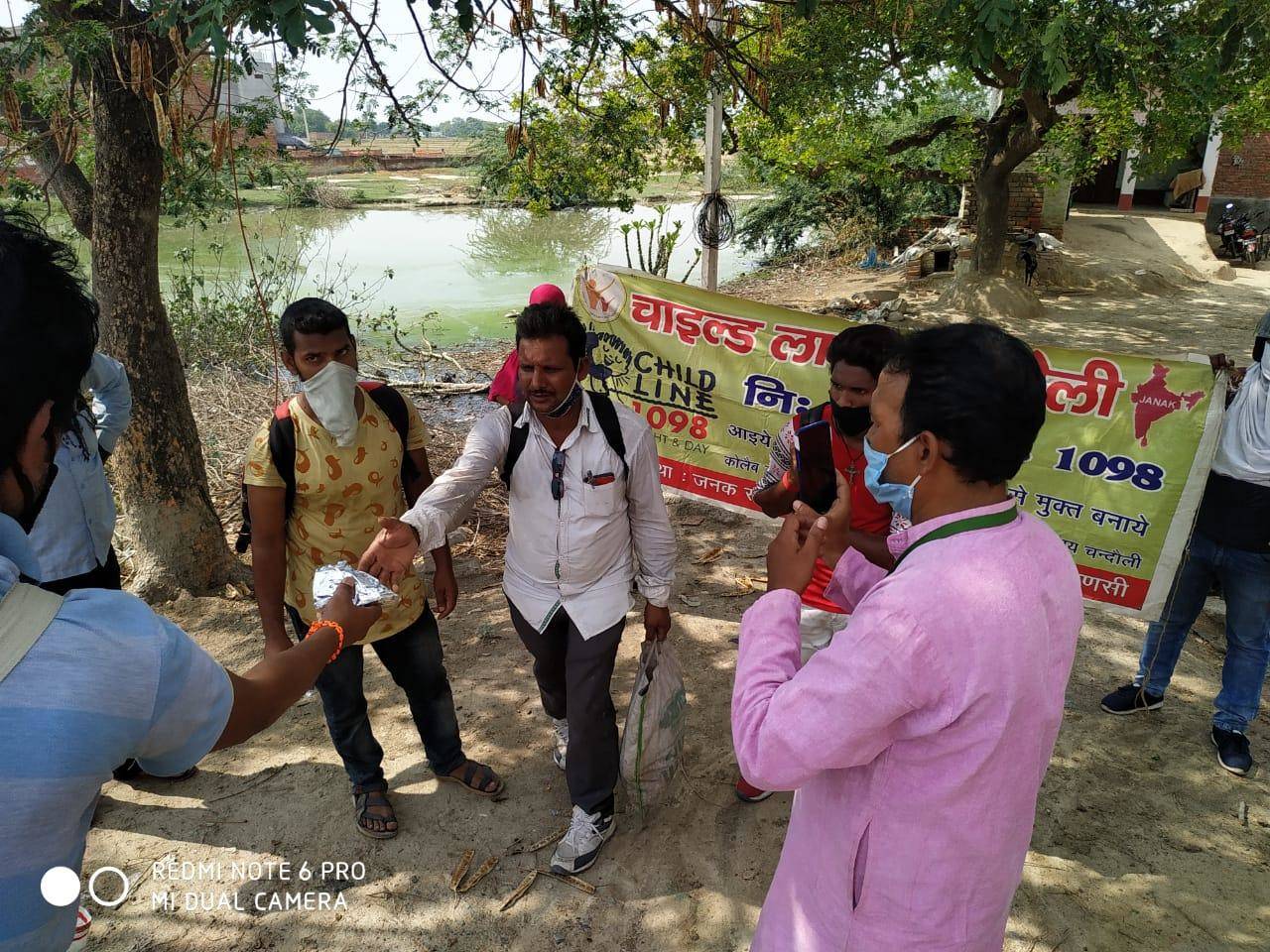 चाइल्ड लाइन संस्था द्वारा गरीब परिवारों कों दिया भोजन,मास्क व सैनिटाइजर