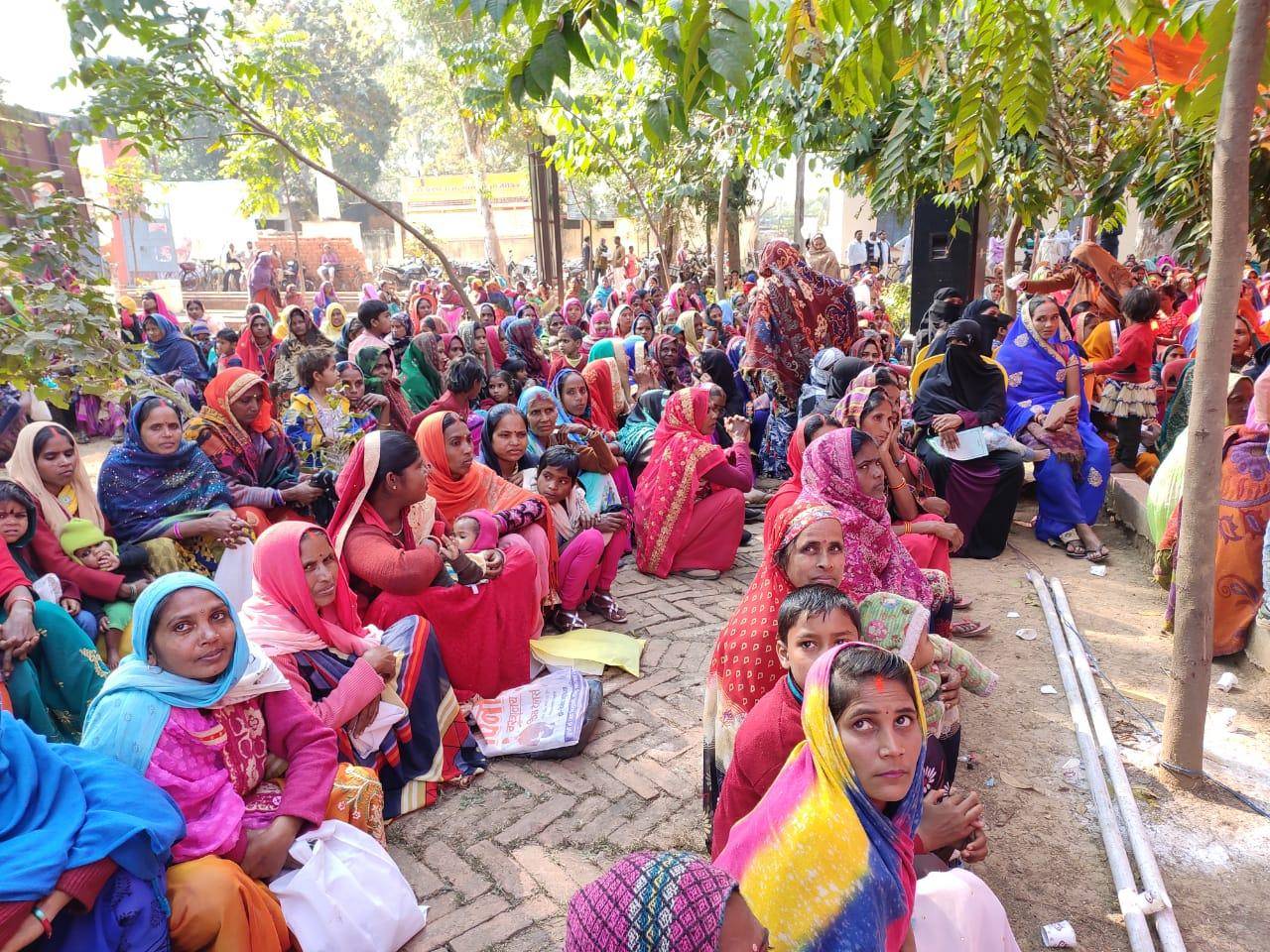नौगढ़ में मंच से होती रही महिलाओं के सम्मान की बात, लेकिन बैठने को नहीं दी कुर्सी