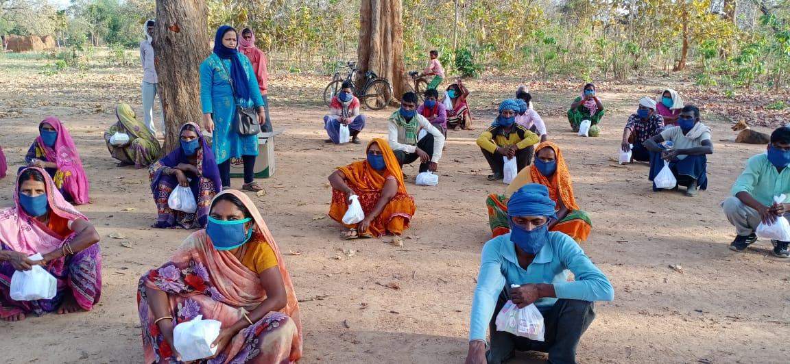 नक्सल इलाके के गरीबों को संस्था द्वारा बांटे गए जरूरत के सामान