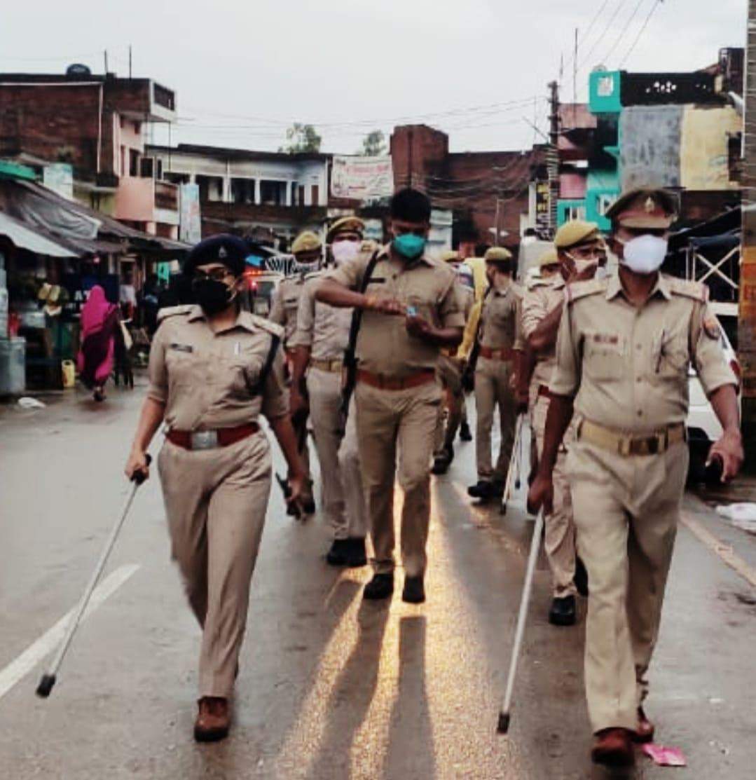 सीओ नौगढ़ ने किया पैदल मार्च, लॉकडाउन का उल्लंघन करने पर दे दिया चेतावनी