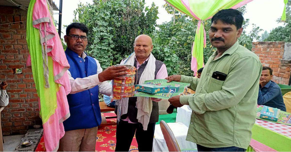 बृजेश मौर्या ने पशुपालकों को किया सम्मानित, अच्छे पशु आहार का किया वायदा