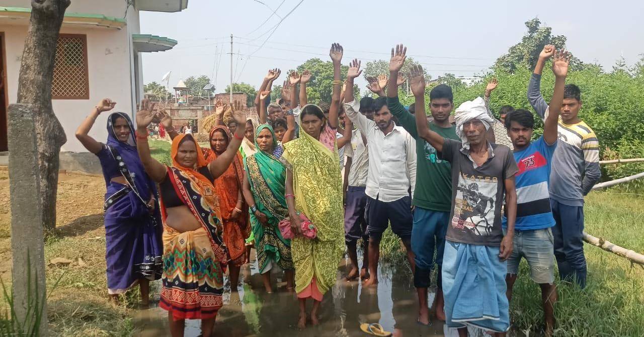 रविदास मंदिर के पास बह रहा है नाबदान का पानी, नाराज ग्रामीणों ने पानी में खड़े होकर किया प्रदर्शन