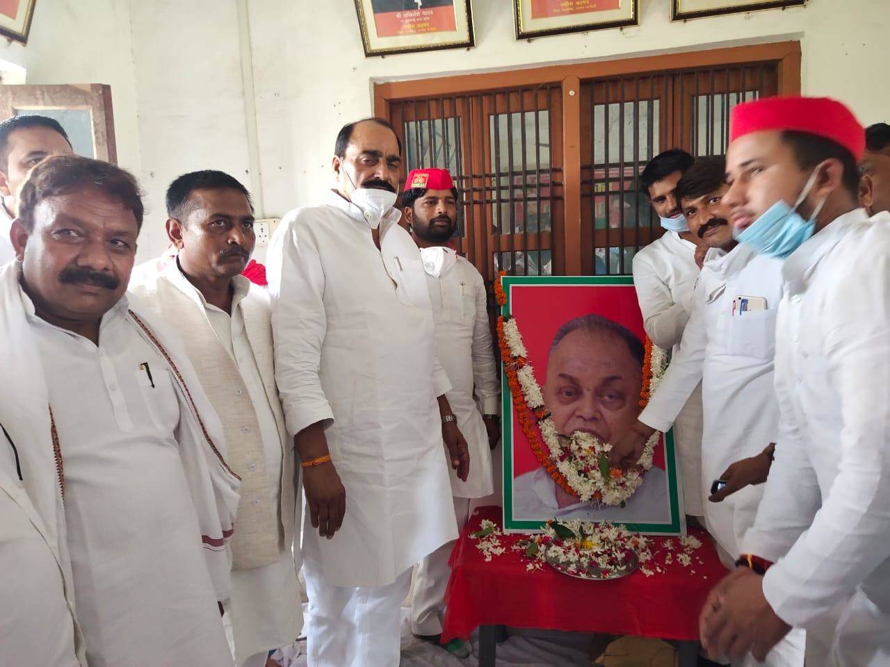 सपा नेताओं ने धूमधाम से मनाया जनेश्वर मिश्र का जन्म दिन, याद किए उनके संघर्ष