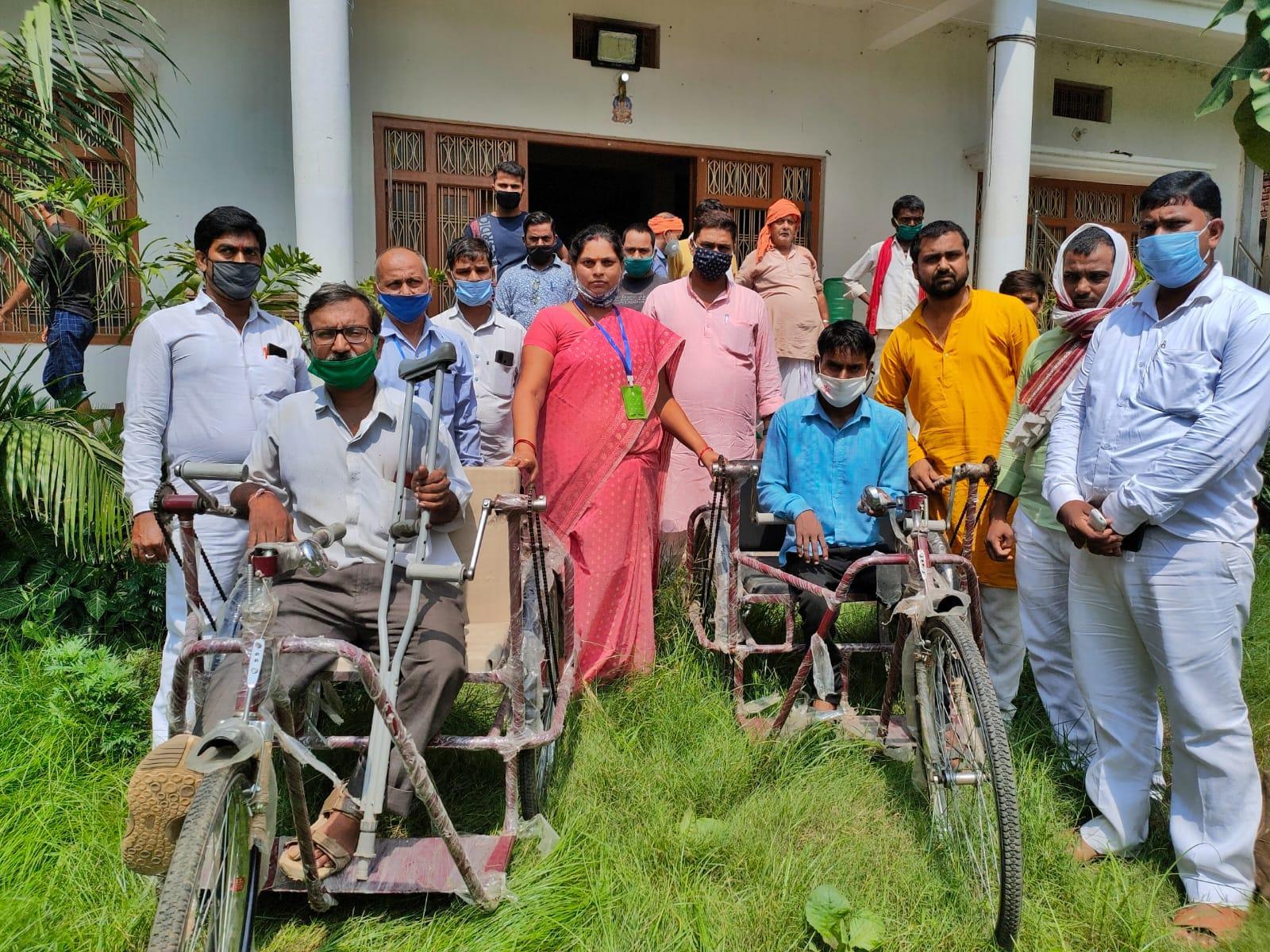 विधायक साधना सिंह ने दिव्यांगों को बांटे जरूरी उपकरण व चश्मा