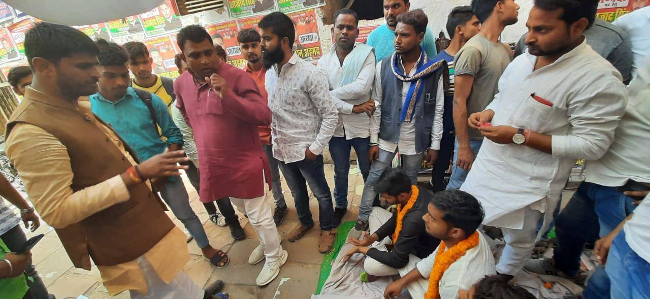 संतोष यादव ने मुगलसराय में छात्रसंघ चुनाव की मांग का किया समर्थन, भूख हड़ताल में हुए शामिल