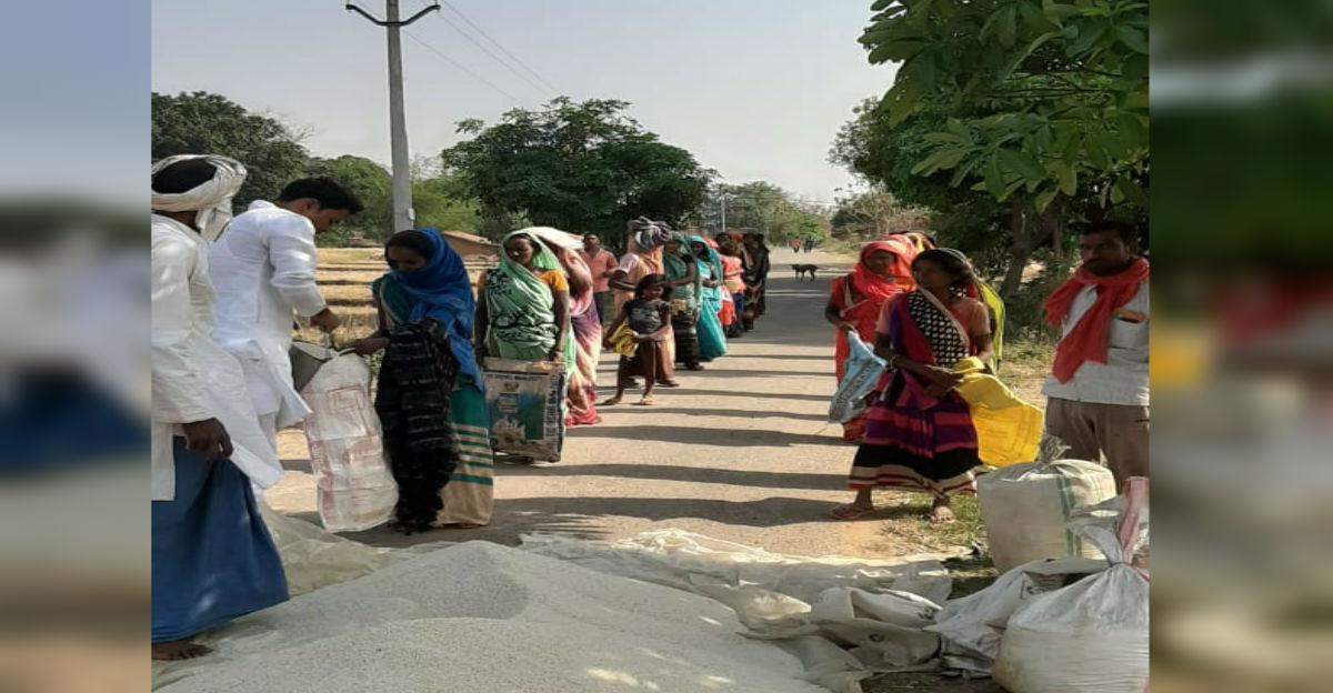 युवा समाजसेवी द्वारा असहाय गरीब एवं जरूरतमंद लोगों को वितरण किया गया राशन