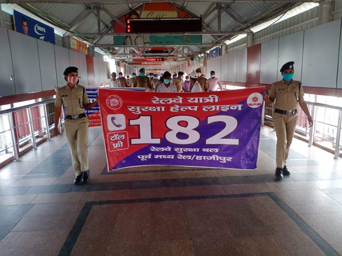 आरपीएफ ने यात्रियों को 182 हेल्पलाइन के बारे में किया जागरूक