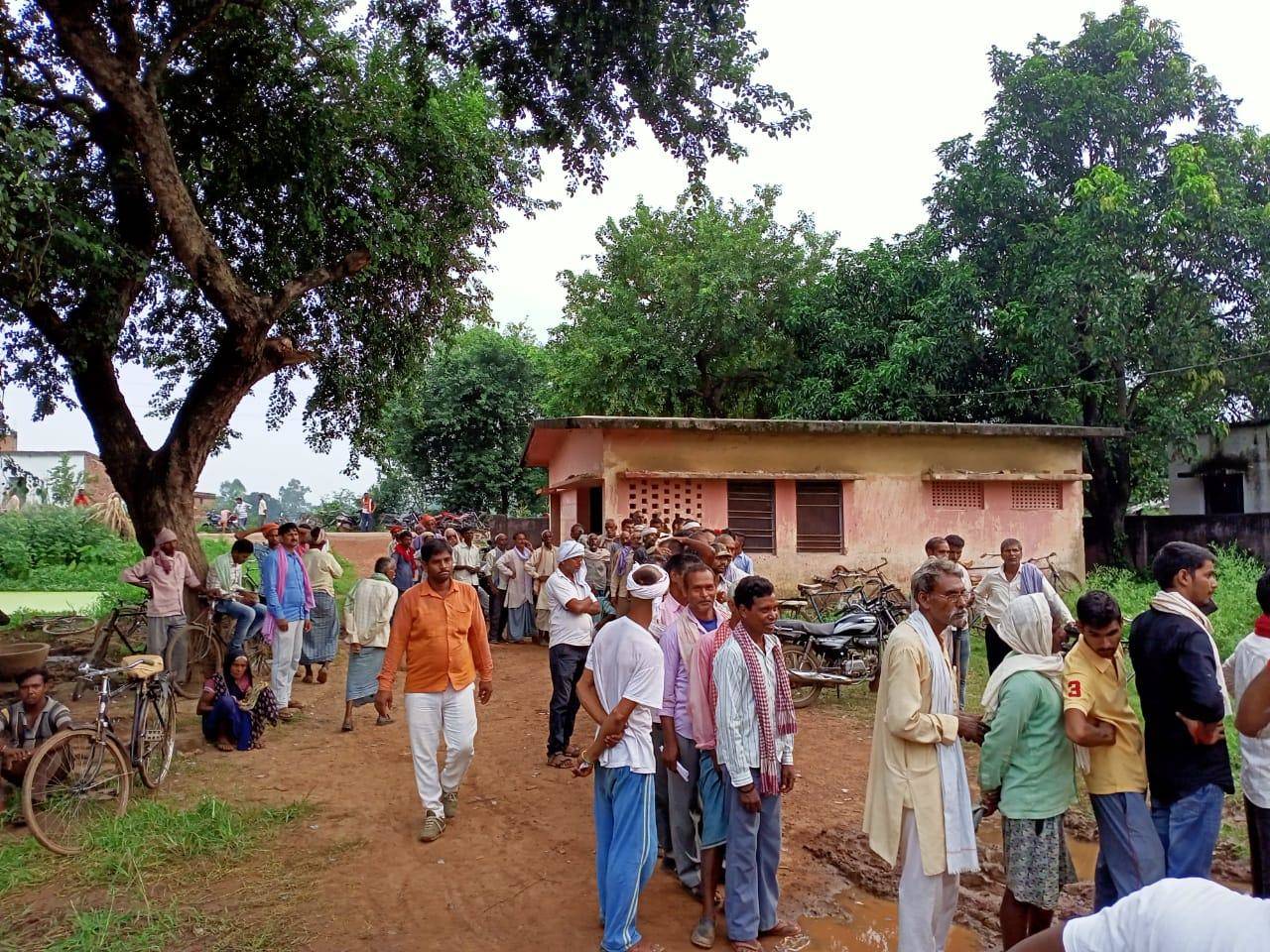 साधन सहकारी समिति पर खाद उपलब्ध रहने से किसानों के चेहरे पर आई रौनक