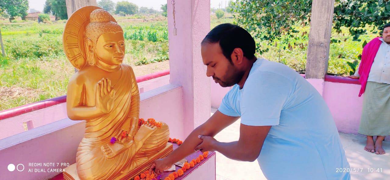 चकिया गांव में इस तरह मनाई गयी बुद्ध पूर्णिमा, रखा सोशल डिस्टेंसिंग का पूरा ध्यान