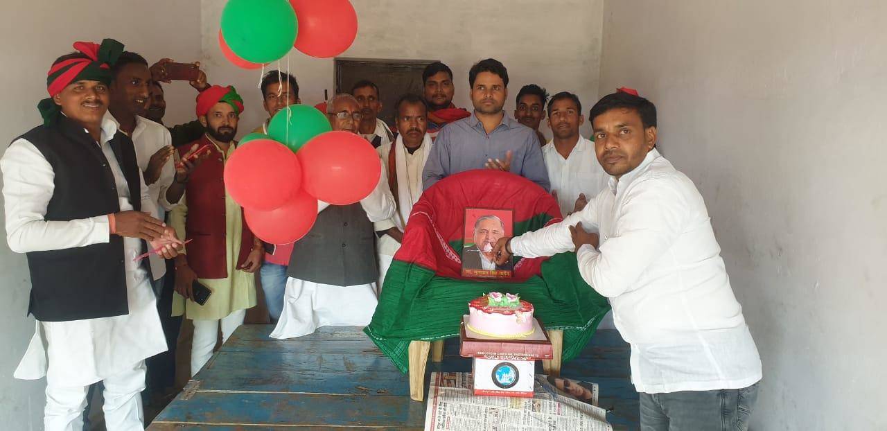 नौगढ़ में भी कार्यकर्ताओं ने मनाया पूर्व मुख्यमंत्री मुलायम सिंह यादव का जन्मदिन