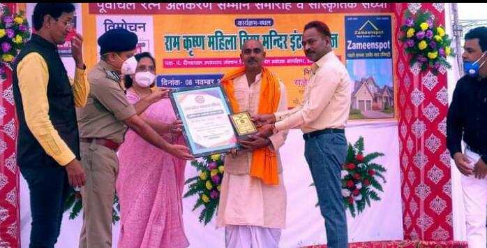 दीनानाथ पांडेय को मिला पूर्वांचल रत्न का सम्मान, सम्मानित होने पर क्षेत्रवासियों ने जताया हर्ष
