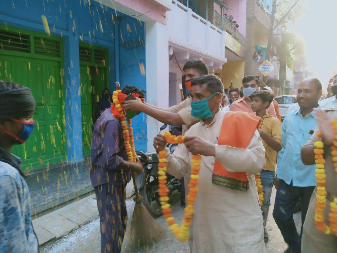 नगर वासियों के पुष्प वर्षा से चकित हुए सेवाकर्मी,गर्व से सिर हुआ ऊँचा