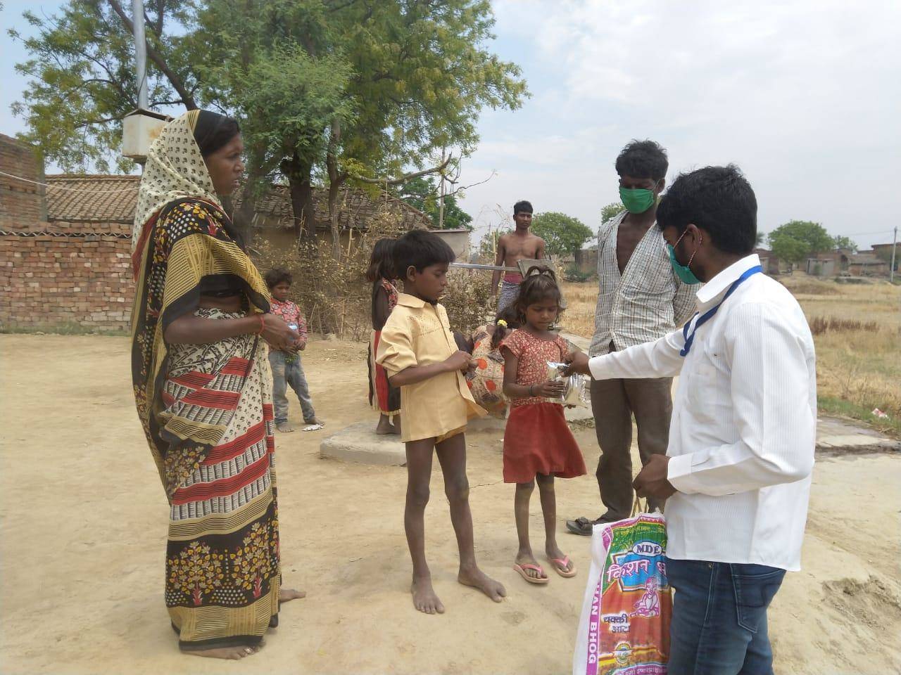 जन सहयोग संस्थान चंदौली ने गरीबों को बाटी राहत सामग्री