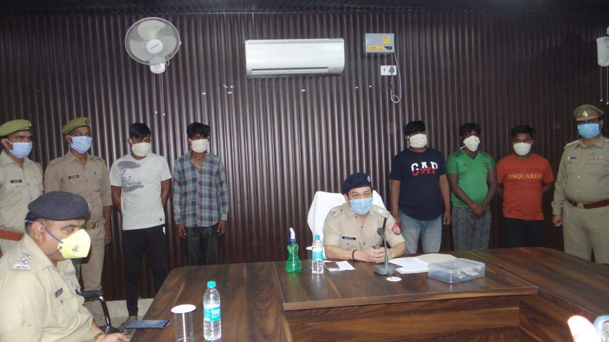 सैयदराजा पुलिस ने पकड़े पांच शातिर शराब तस्कर, बिहार जा रही 22 लाख की शराब बरामद