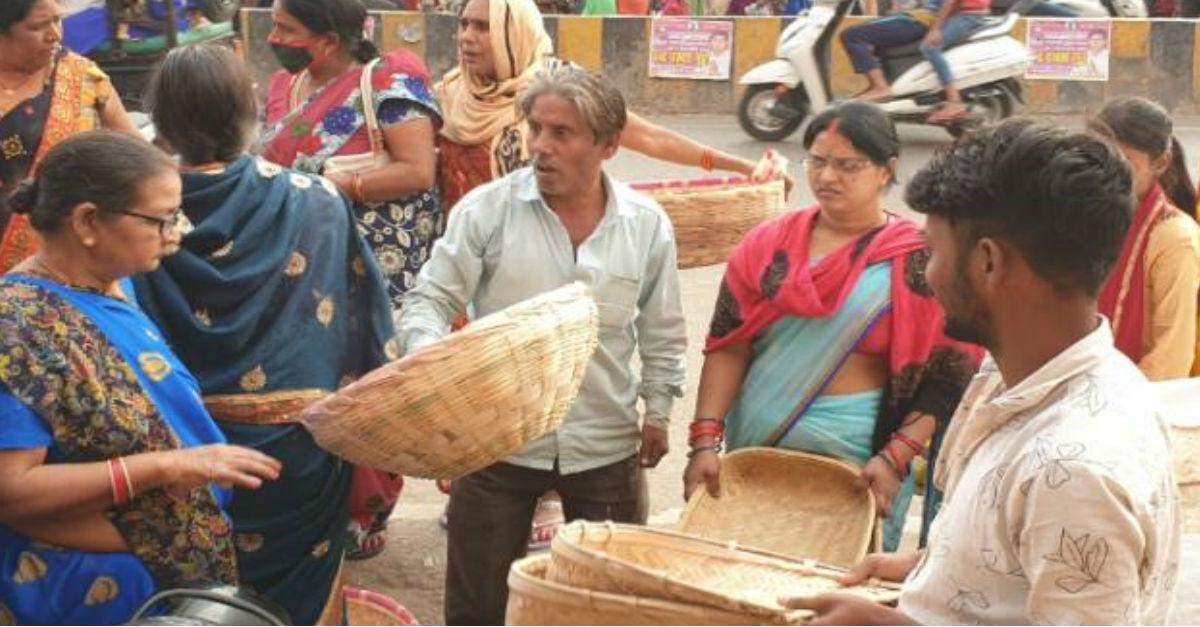 छठ पूजा के सामानों की खरीदारी करने लगे घर परिवार के लोग, बढ़ने लगे दाम