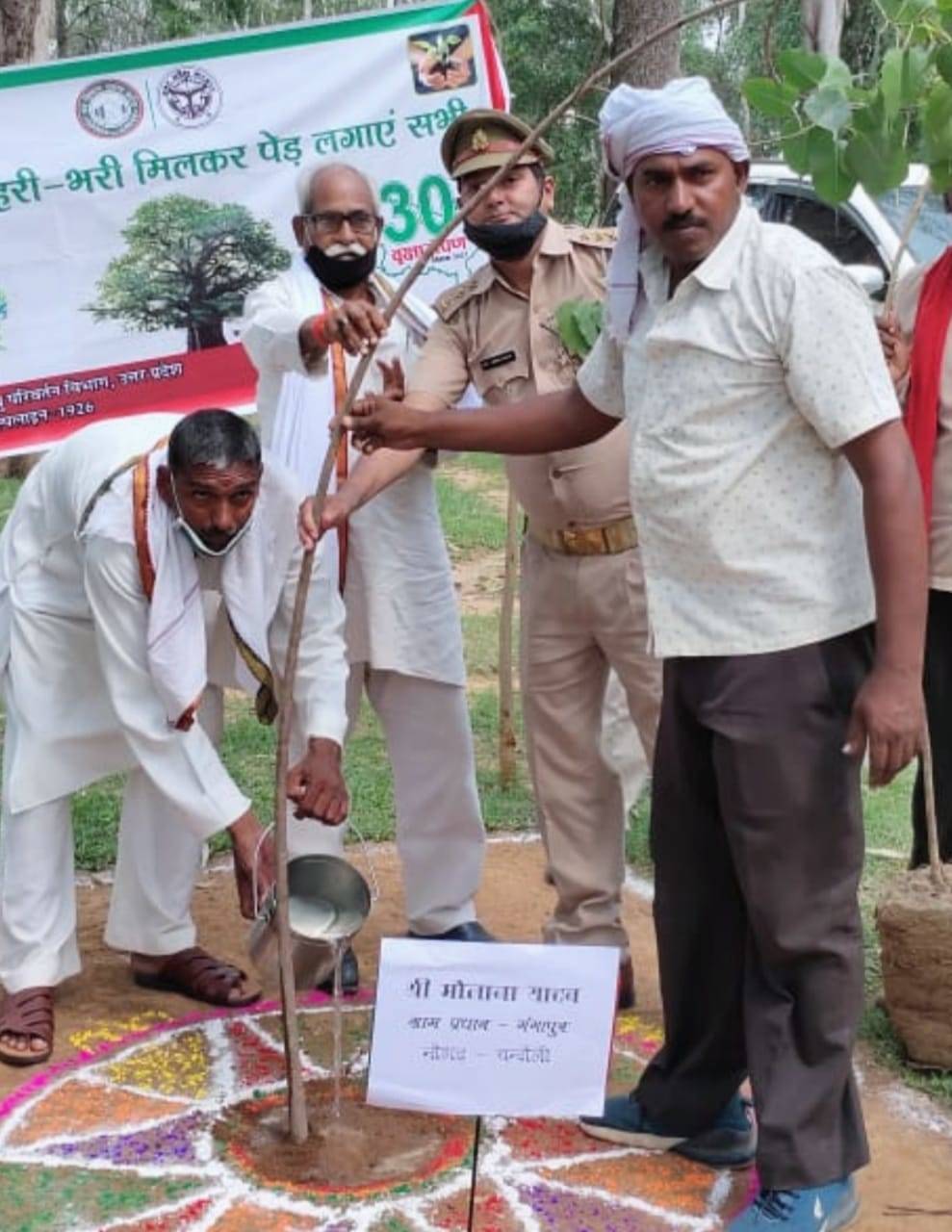 गंगापुर वन चौकी में प्रधान मौलाना यादव ने किया पौधारोपण, रेंजर ने की सुरक्षा की अपील