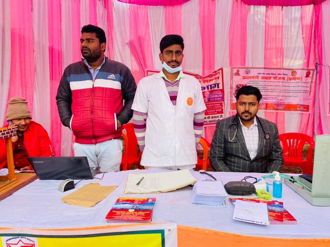 उत्तर प्रदेश दिवस में 445 किसानों का मेडिकल चेकअप करके दी गयी निशुल्क चिकित्सा सलाह
