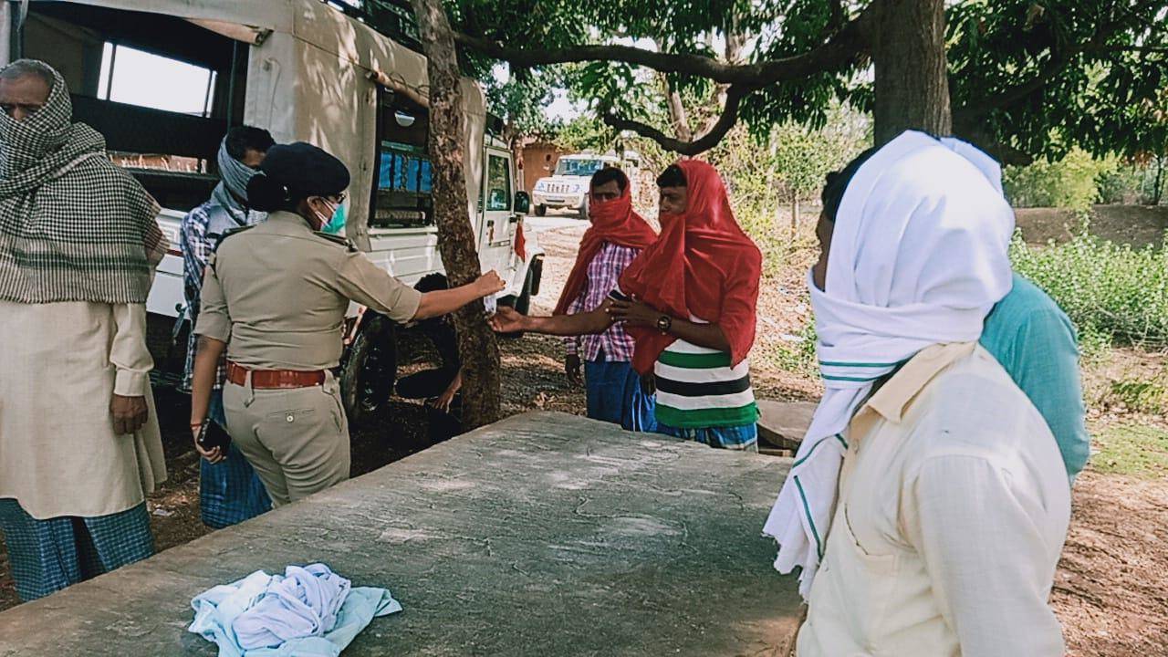 लोगों को कोरोना से बचाव हेतु जागरूक कर मेडिसिन किट का किया गया वितरण