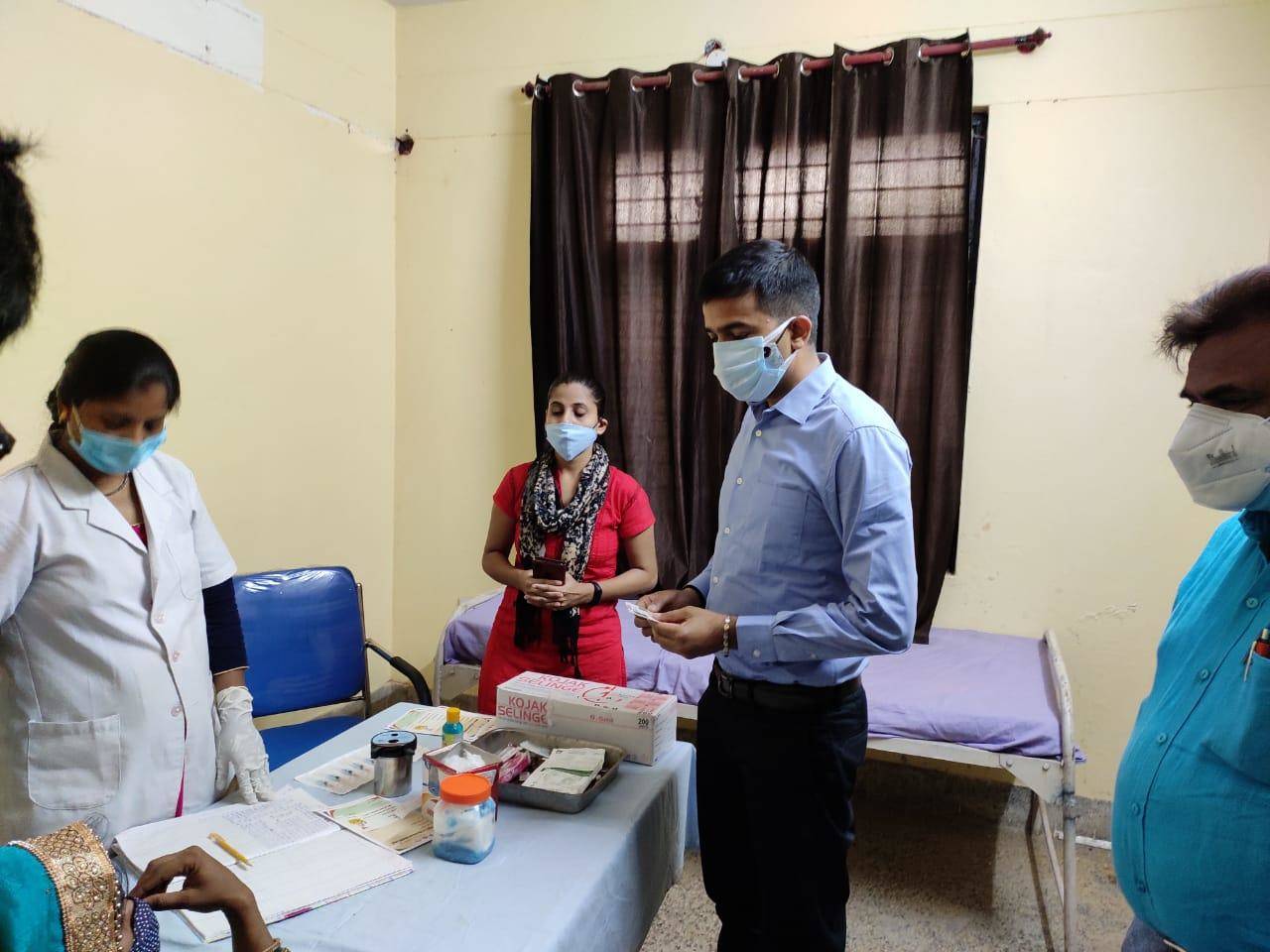 नौगढ़ सीएचसी में पहुंचे डीएम, 45 प्लस का वैक्सीनेशन कराने पर दिया जोर