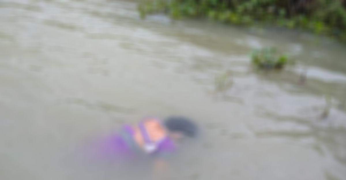 टांडा के पास गंगा नदी में मिली महिला की लावारिस लाश, पहचानने में करें बलुआ पुलिस की मदद