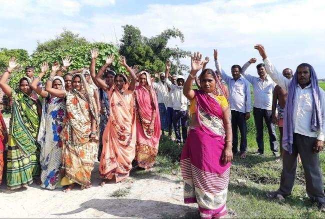 माधोपुर गांव में शौचालय व नाली निर्माण में धांधली का आरोप, जिला प्रशासन के खिलाफ नारेबाजी