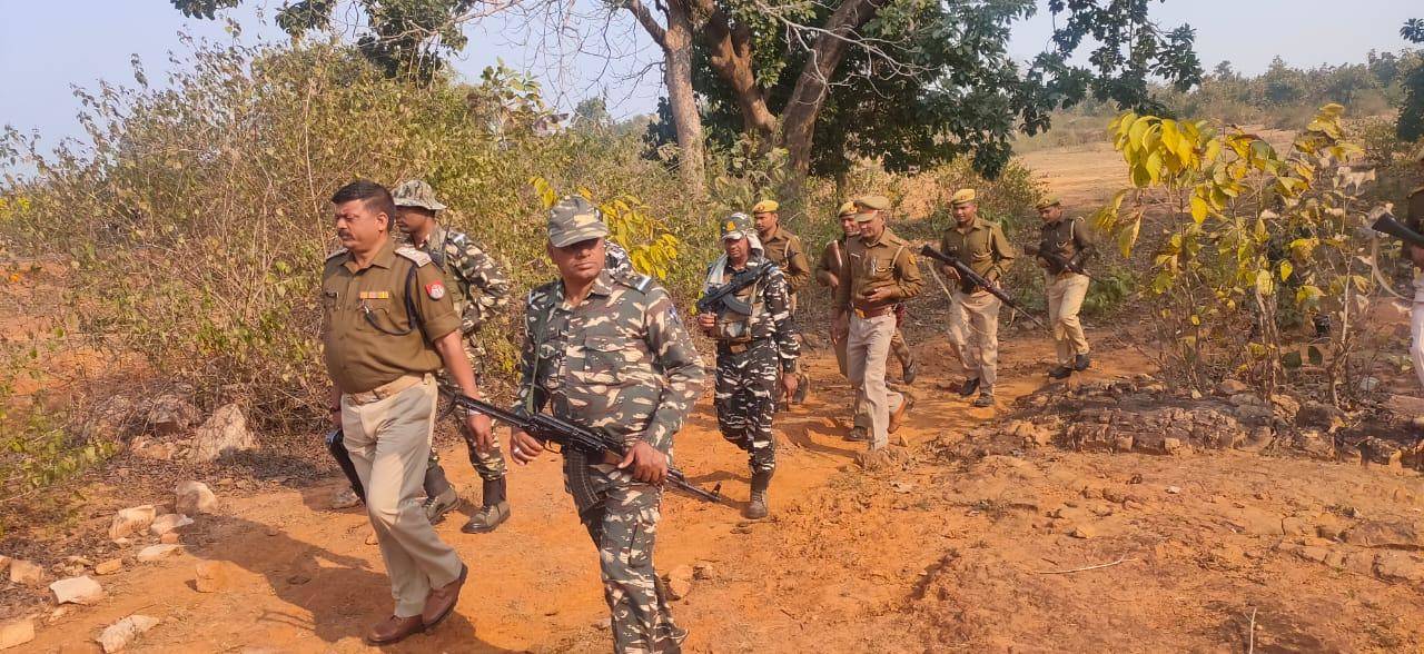 नौगढ़ के इन इलाकों में पुलिस व CRPF ने कांबिंग, बच्चों को दिए पुरस्कार