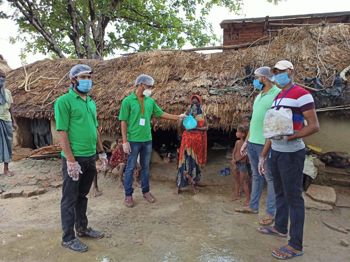 जन्मदिन पर लगाया 121 पेड़ और बांटा मास्क व सैनिटाइजर