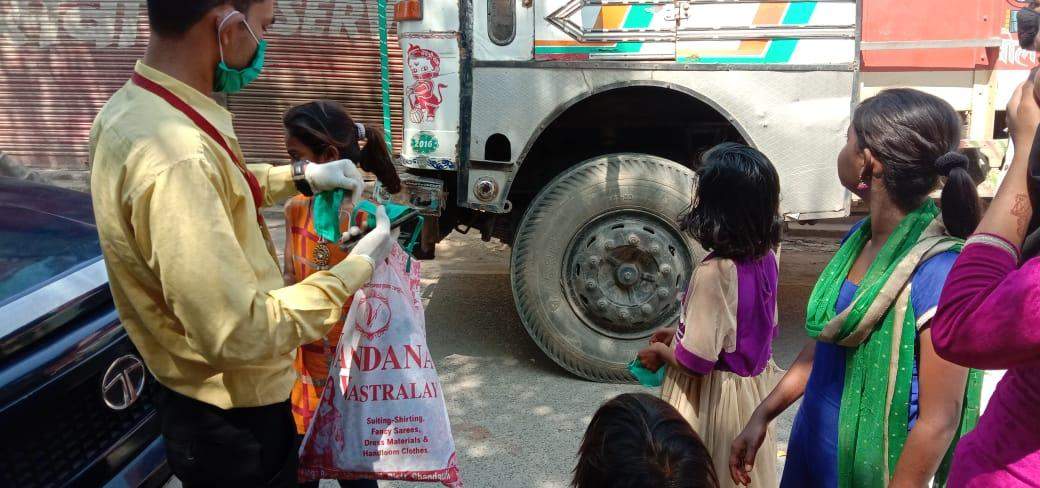 जन सहयोग संस्थान ने गरीबों के बीच जाकर बांटे मास्क