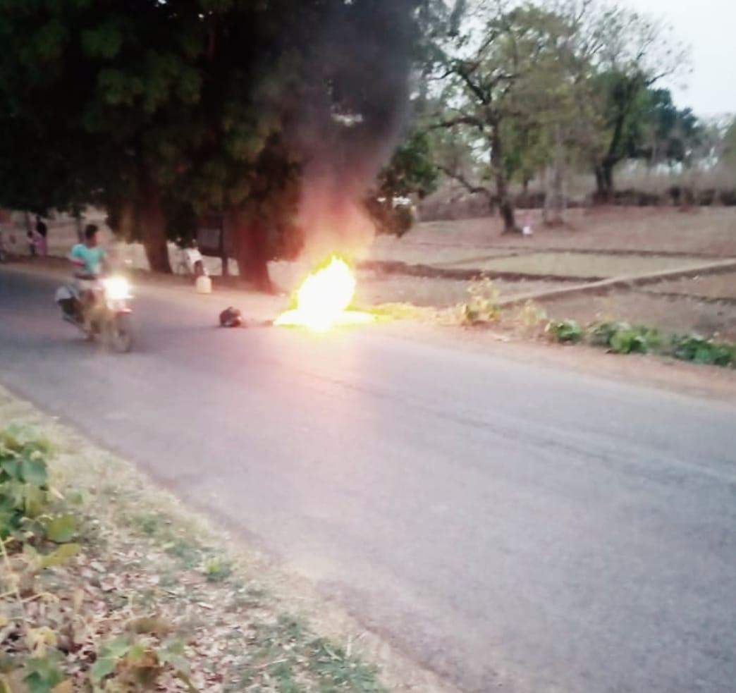 नौगढ़ में ससुराल आए शराबी ने तैश में माचिस जलाया और फूंक दी अपनी बाइक