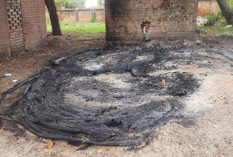 संदिग्ध परिस्थितियों में लगी आग, हजारों रुपए की पाइप जल कर खाक