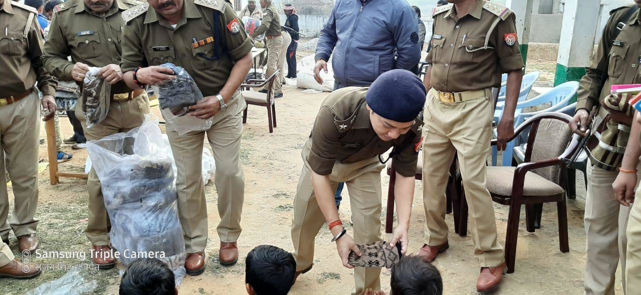 कड़कड़ाती ठंड से लोगों को बचाने के लिए SP ने बांटे  कम्बल,स्वेटर व टोपी