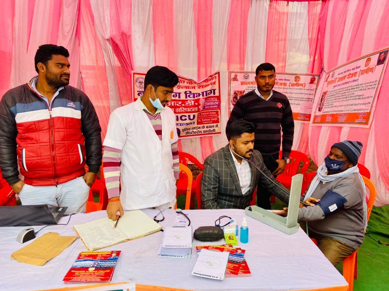 उत्तर प्रदेश दिवस में 445 किसानों का मेडिकल चेकअप करके दी गयी निशुल्क चिकित्सा सलाह