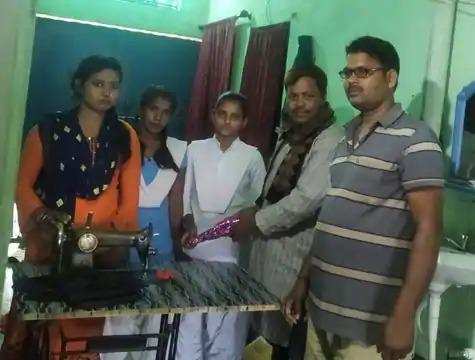छात्राओं को सिलाई मशीन देकर आत्मनिर्भर होने का पाठ पढ़ा रहे दुर्गेश सिंह