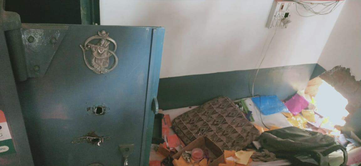 हौसला बुलंद चोरों ने आभूषण की दुकान में सेंध लगाकर लाखों रुपए मूल्य के गहने व नगदी पर किया हाथ साफ