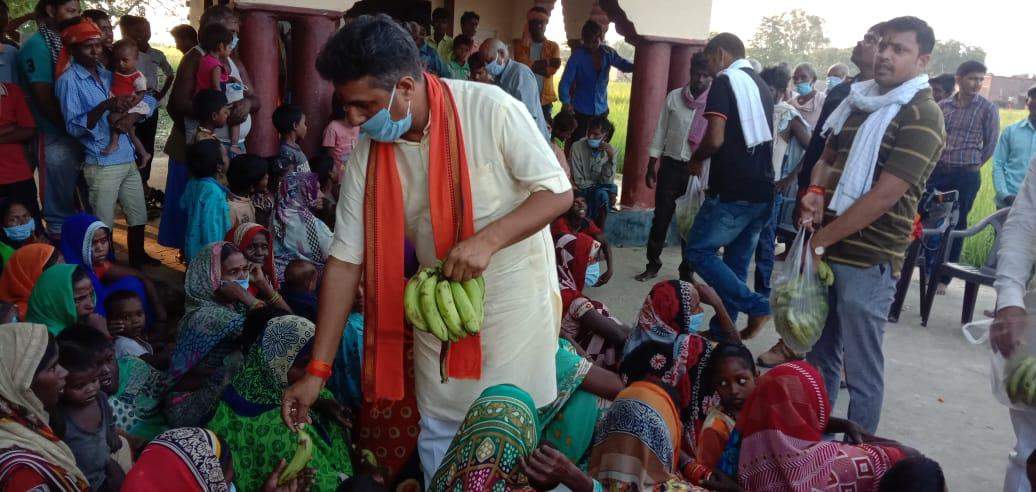 बनवासी बस्ती में भाजपा नेताओं ने मनाया डॉक्टर महेंद्र नाथ पांडेय का 63 वां जन्मदिन