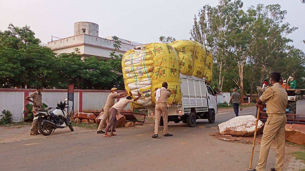 भूसा  लदे ओवर लोड वाहन दे रहे हैं दुर्घटना को दावत